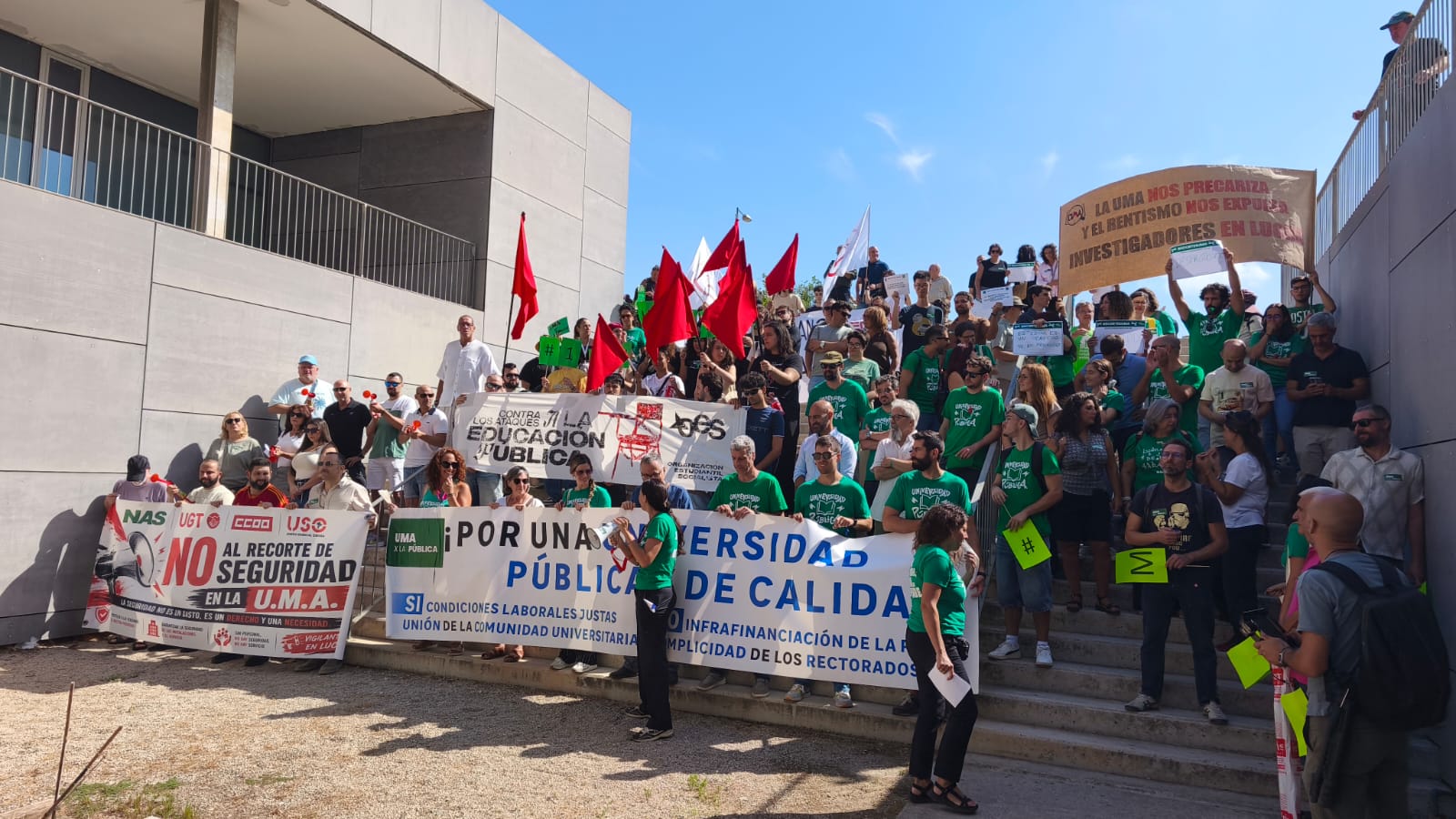 La plataforma UMAxlaPública, con la que colabora SIAM, califica de rotundo éxito la concentración celebrada el 17 de septiembre en la inauguración del curso en la Facultad de Comercio de la Universidad de Málaga, donde se denunció la asfixia financiera que sufre la UMA y la inacción del Rectorado.